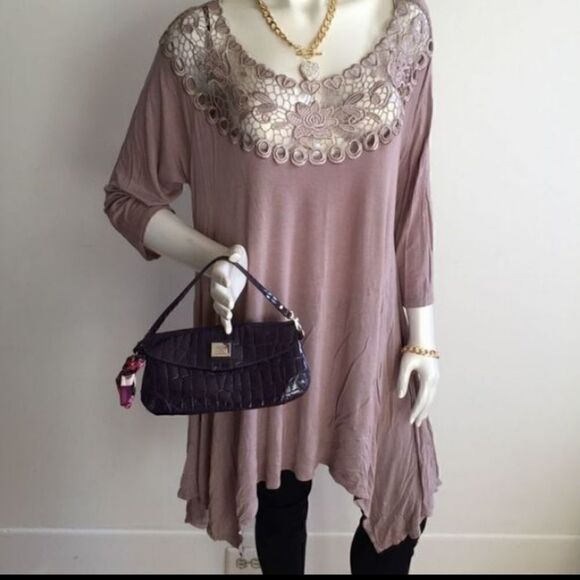 Gorgeous Flowey Top embroidered neckline - Picture 1 of 7